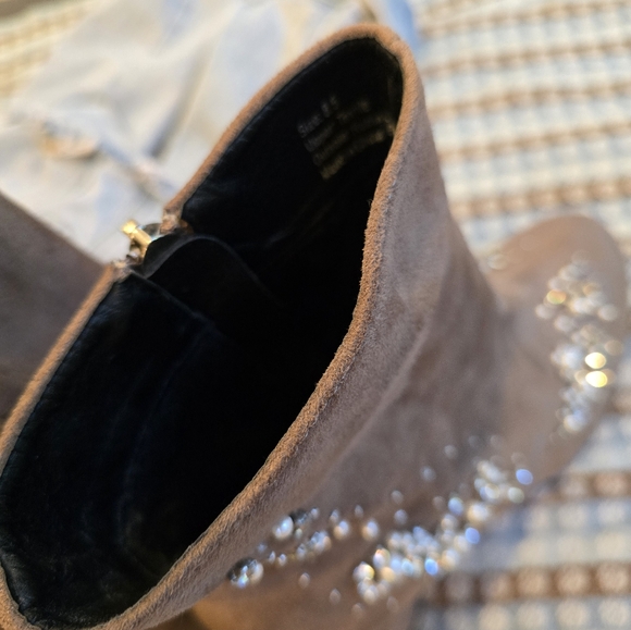 Olivia Miller Ankle zip Pearl and Rhinestone Booties, Size 8.5US - Picture 4 of 7